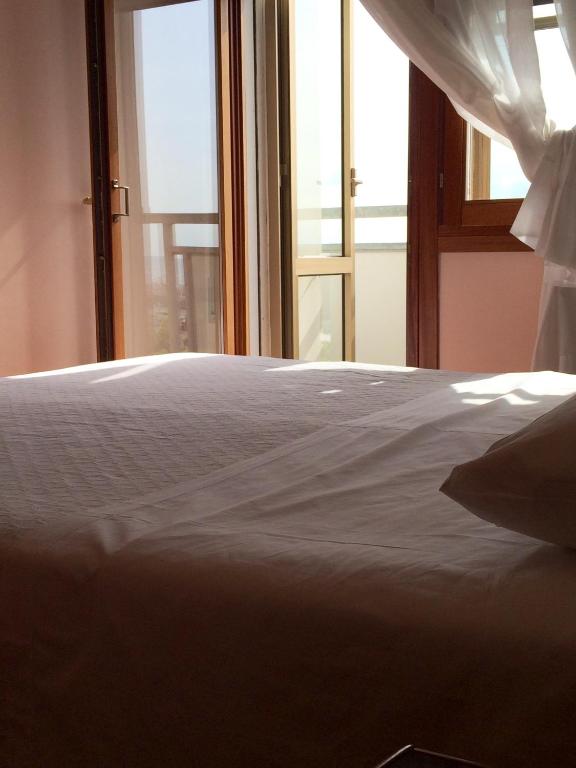 Postel nebo postele na pokoji v ubytování Hotel Miramare Chioggia Sottomarina