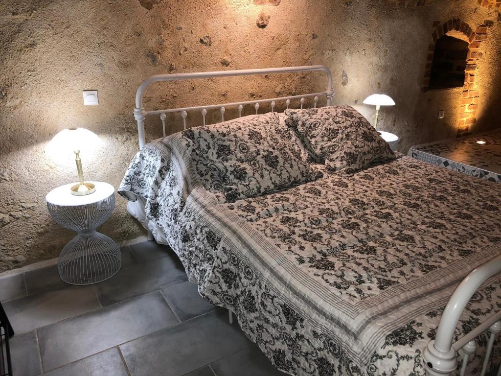 Кровать или кровати в номере Gîte semi-troglodytique du Vieux Chai de Trôo
