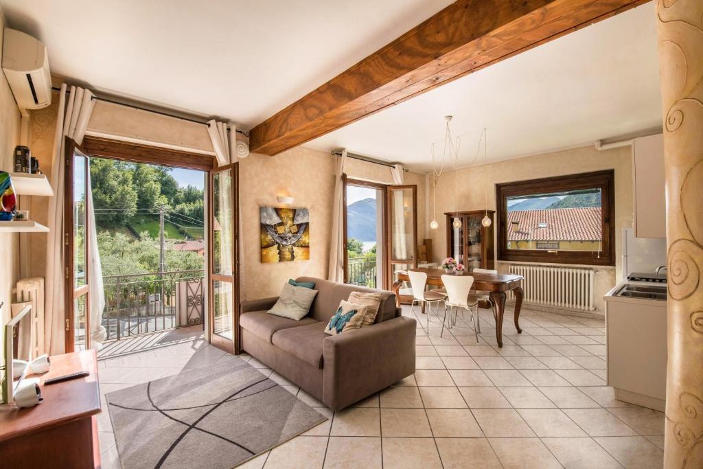 ein Wohnzimmer mit einem Sofa und einem Tisch in der Unterkunft Appartamento vista lago in Sulzano