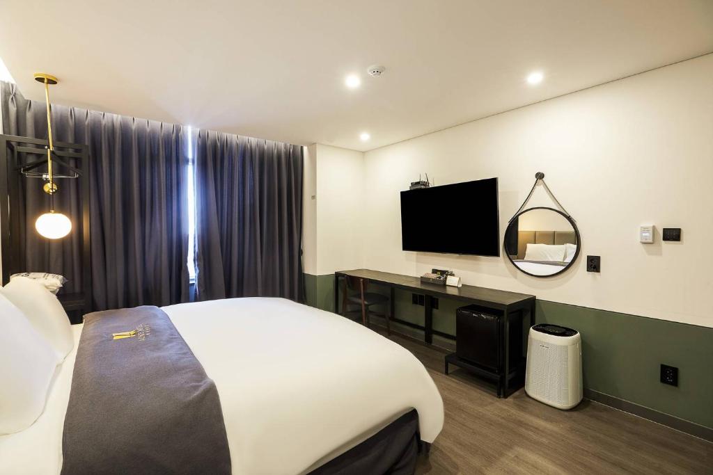 Postel nebo postele na pokoji v ubytování Namyangju Aone Hotel