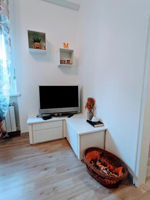 ein Wohnzimmer mit einem Flachbild-TV auf einem weißen Schrank in der Unterkunft Casa Vacanza Due Elle - Casa Margherita in Triest