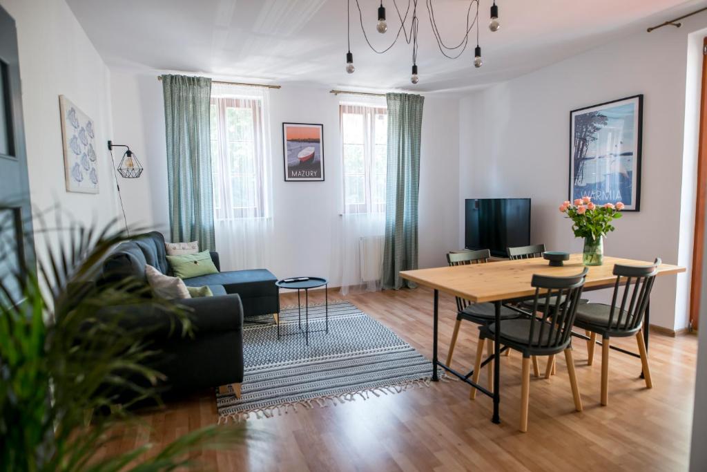 Televízia a/alebo spoločenská miestnosť v ubytovaní Apartamenty Centrum Biskupiec