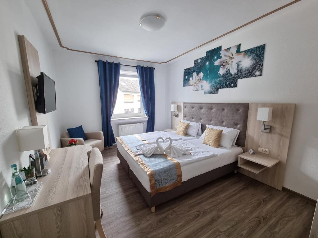 Postel nebo postele na pokoji v ubytování Hotel Medebach - Zum Schwanenkönig
