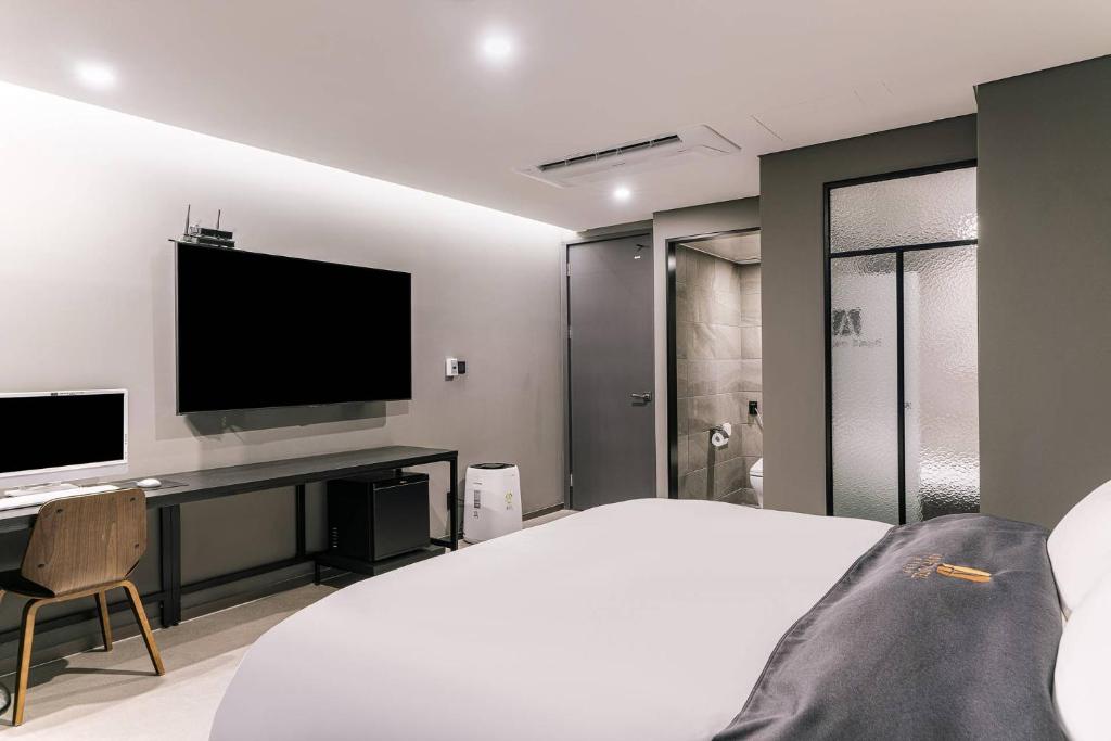 TV a/nebo společenská místnost v ubytování Namyangju Aone Hotel