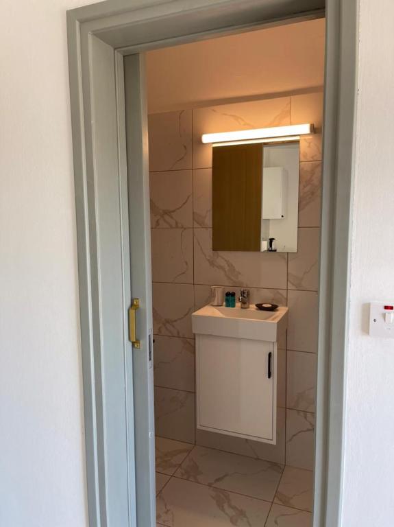 KINGS SQUARE Holiday Apartments - Apartment With Balcony