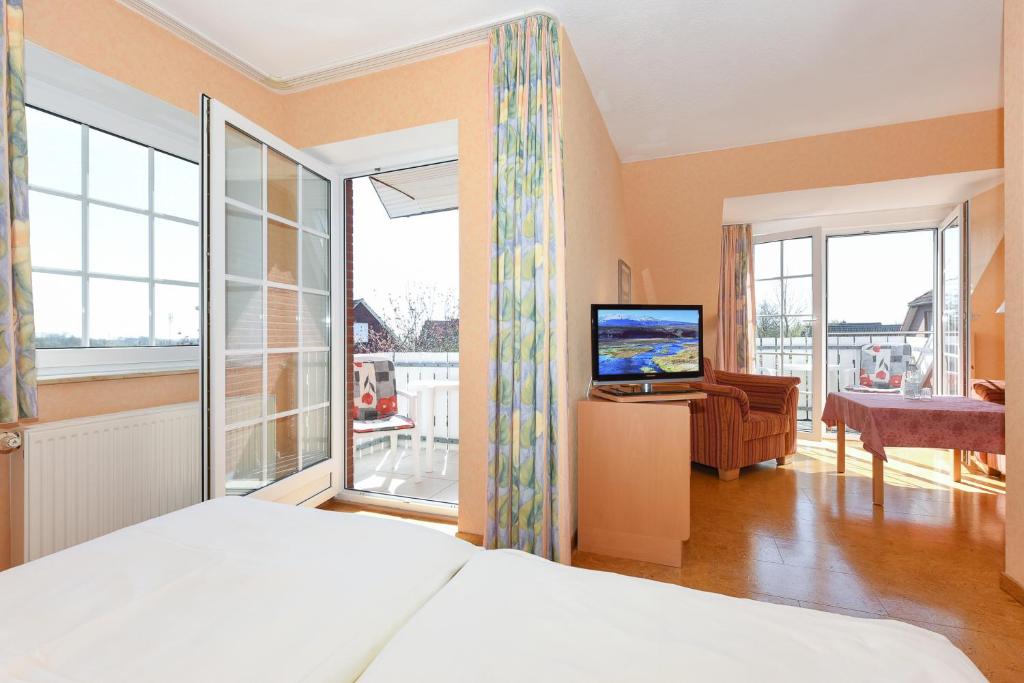 TV a/nebo společenská místnost v ubytování Hotel-Pension Störtebeker