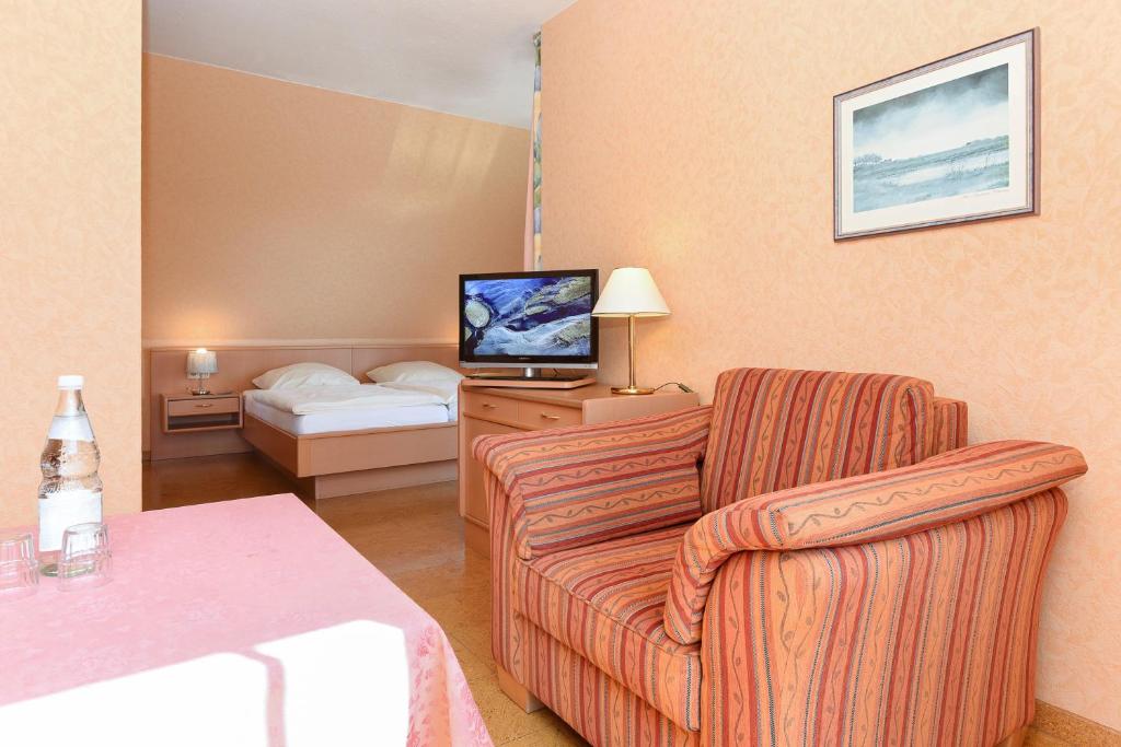 TV a/nebo společenská místnost v ubytování Hotel-Pension Störtebeker