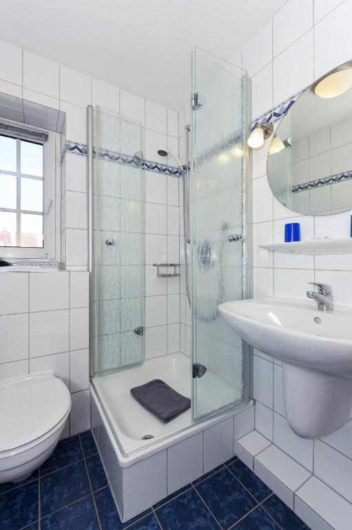 Koupelna v ubytování Hotel-Pension Störtebeker
