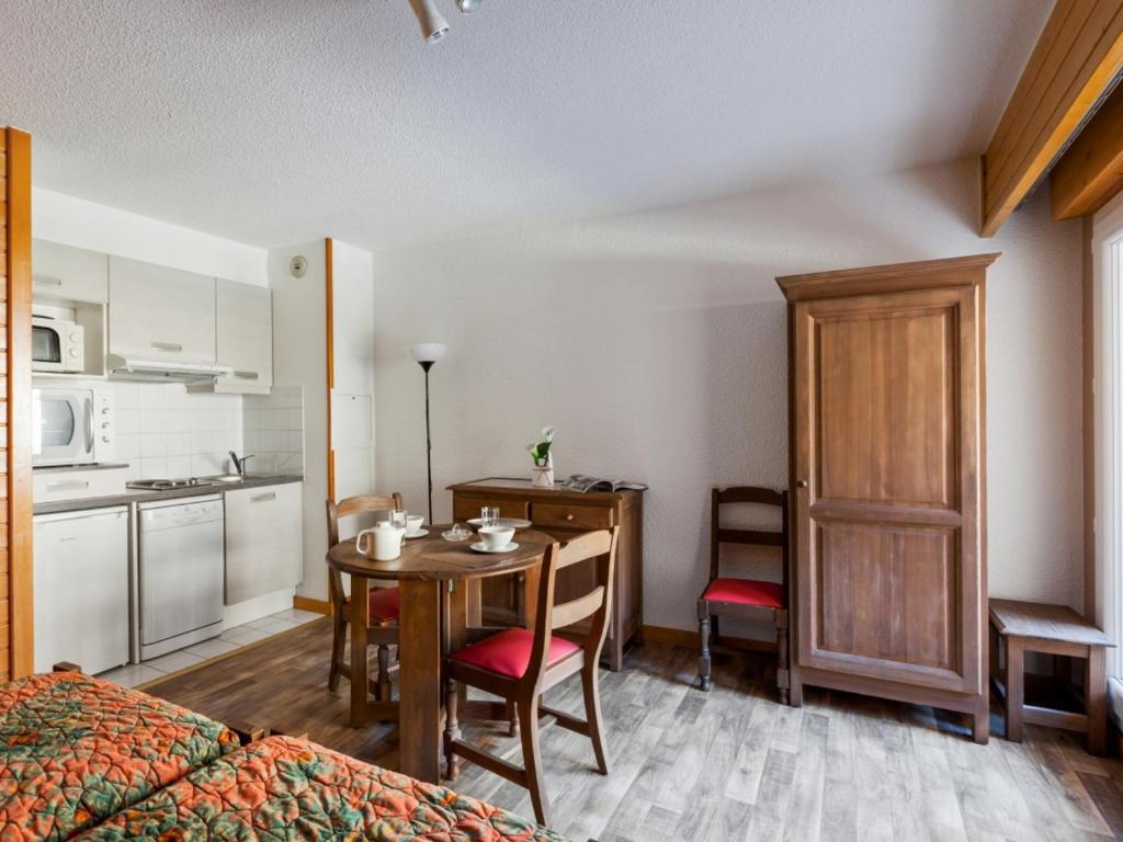 mały pokój ze stołem i kuchnią w obiekcie Studio Brides-les-Bains, 1 pièce, 4 personnes - FR-1-512-227 w mieście Brides-les-Bains