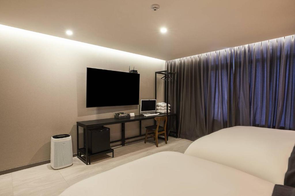 TV a/nebo společenská místnost v ubytování Namyangju Aone Hotel