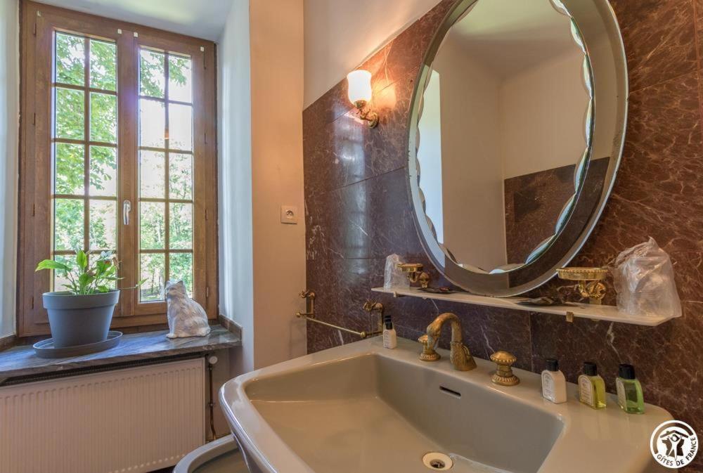 Koupelna v ubytování Château de Vidaussan
