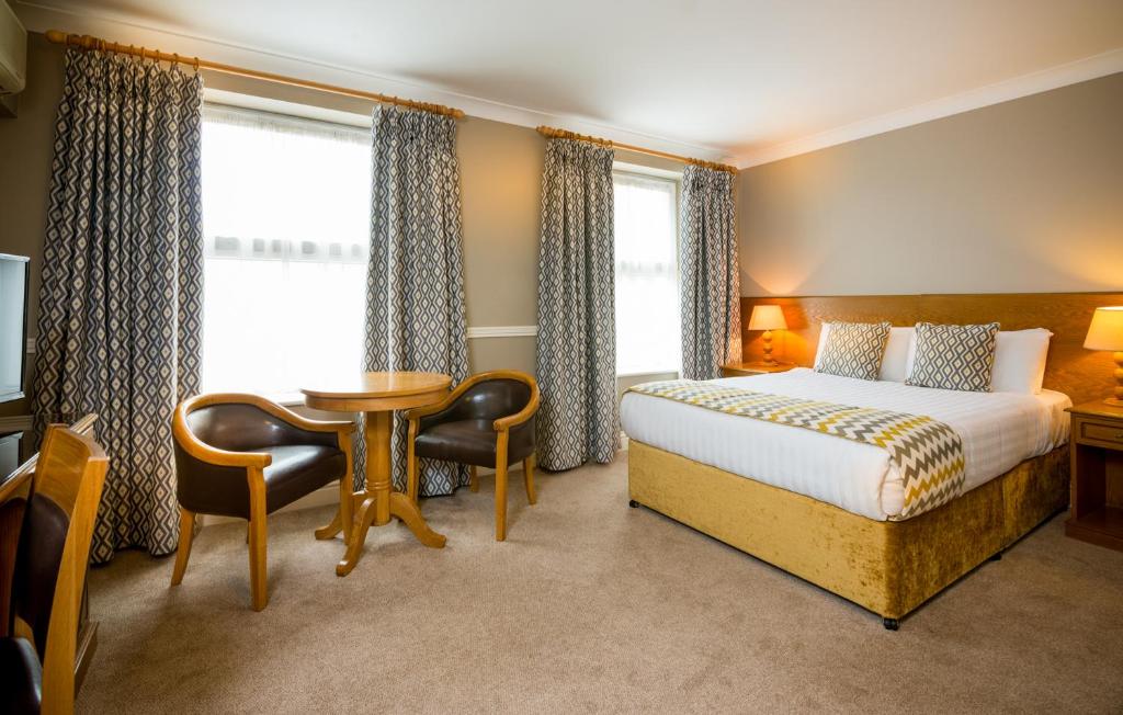 Postel nebo postele na pokoji v ubytování Tralee Benners Hotel
