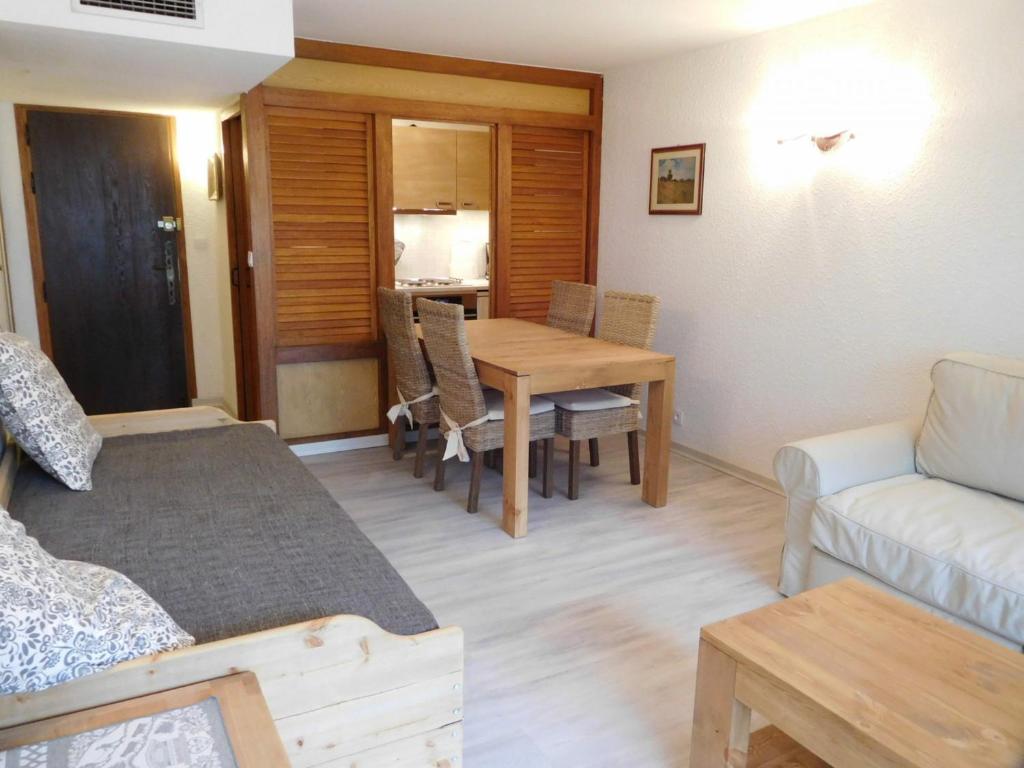een woonkamer met een tafel en een bank bij Appartement Chamonix-Mont-Blanc, 2 pièces, 5 personnes - FR-1-517-39 in Chamonix-Mont-Blanc