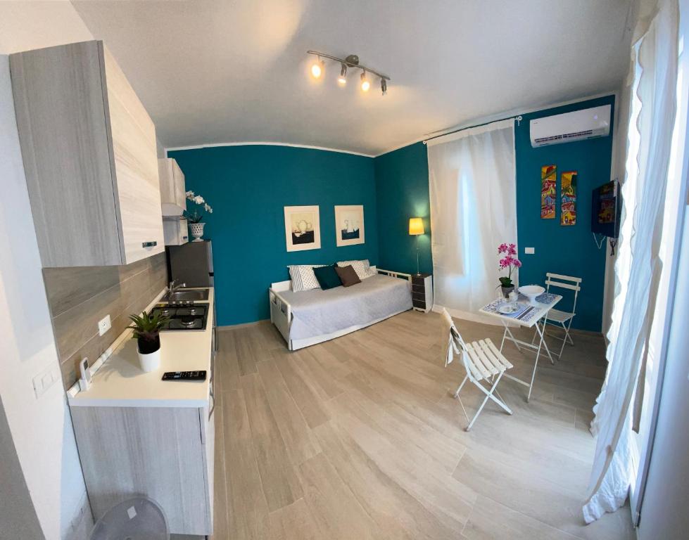 - un salon avec un lit et une table dans l'établissement HOME CITY, à Castellammare del Golfo