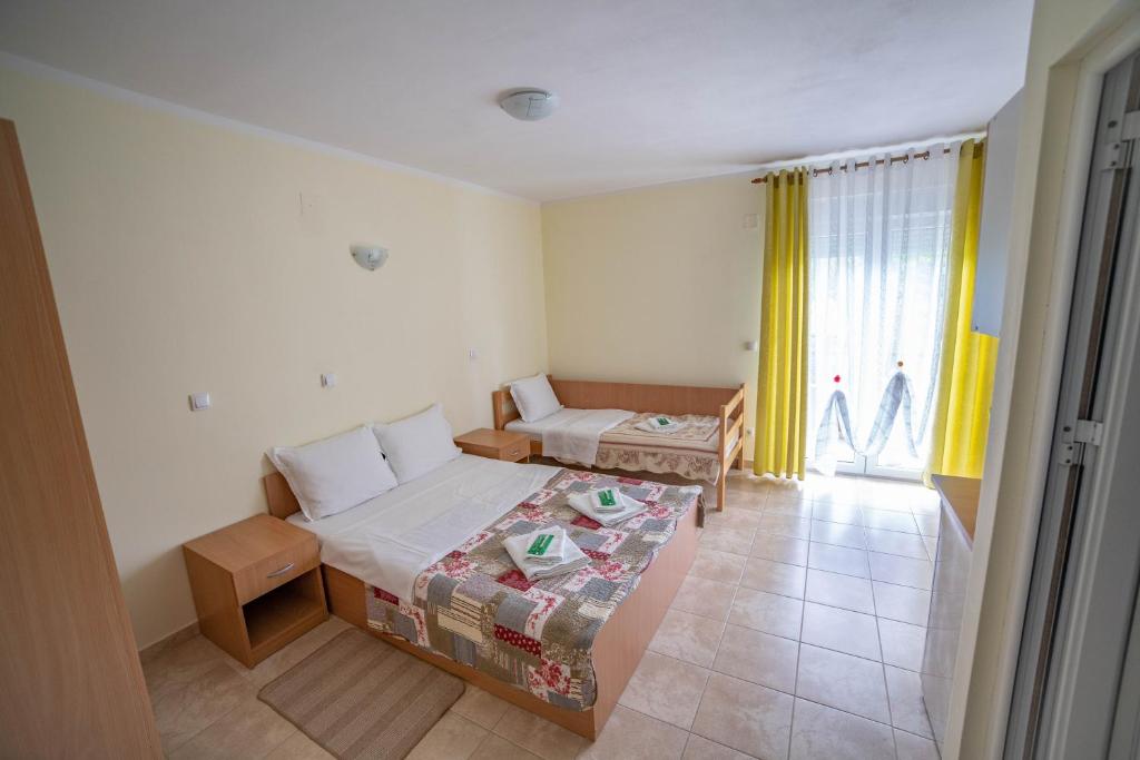 Ένα ή περισσότερα κρεβάτια σε δωμάτιο στο Prenoćište Leona