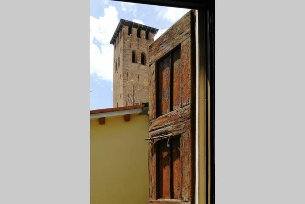 uma janela aberta de um edifício com uma torre em La Torre Monolocale em Pádua