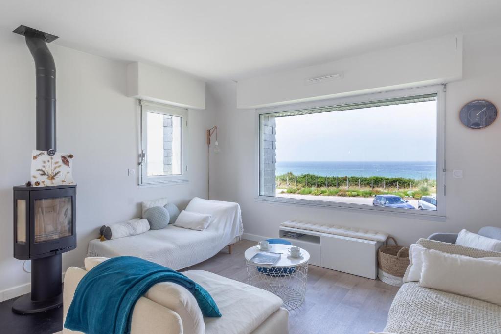 Una sala de estar con vista al mar. en Villa Sterne - maison vue mer exceptionnelle - Fréhel, en Fréhel