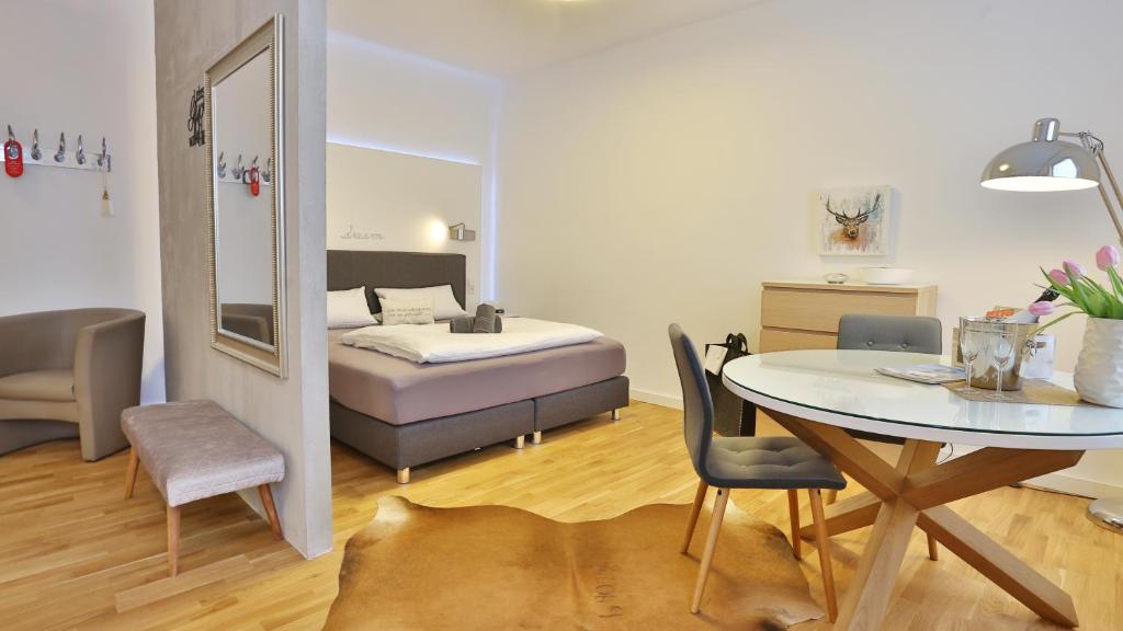 1 dormitorio con cama, mesa, mesa y sillas en Hotel Prinz Carl, en Neckarsulm