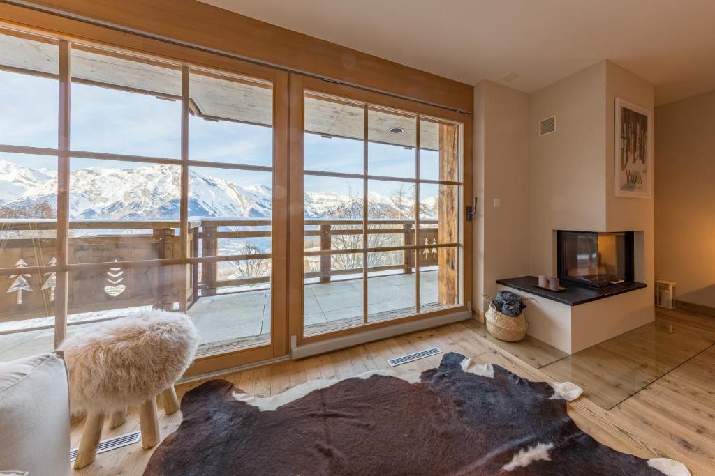 ナンダにあるNendaz 2 bedroom apartment - close ski lift - R27の山の景色を望むリビングルーム