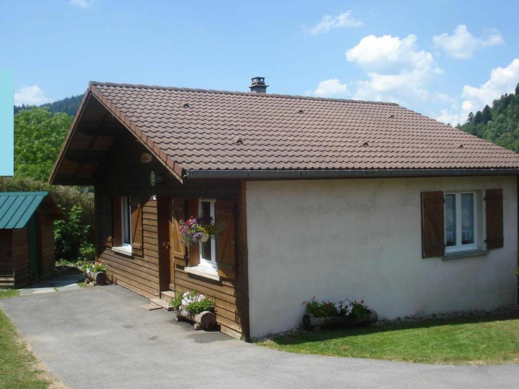 une petite maison avec un toit dans l'établissement Gîte La Bresse, 3 pièces, 4 personnes - FR-1-589-123, à La Bresse