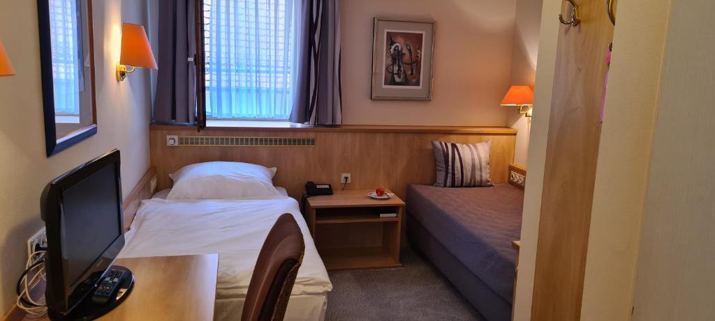 Postel nebo postele na pokoji v ubytování Hotel Garni "Am Ellinger Tor"