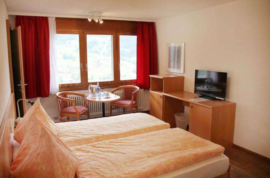 Televiisor ja/või meelelahutuskeskus majutusasutuses Hotel Eigerblick