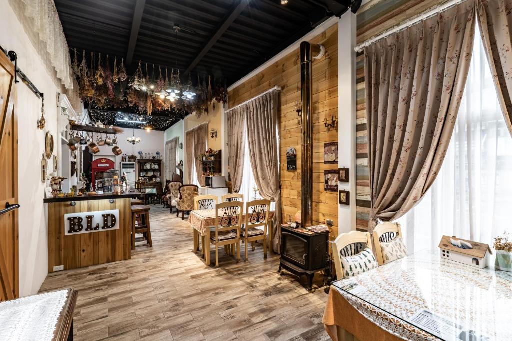 a living room with wooden floors and a table and chairs at Brulee's Done in Dongshan