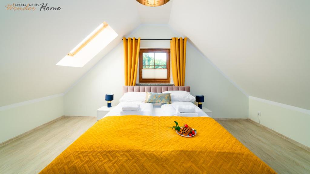 Posteľ alebo postele v izbe v ubytovaní Wonder Home - Apartamenty położone blisko deptaka, licznych restauracji i sklepów