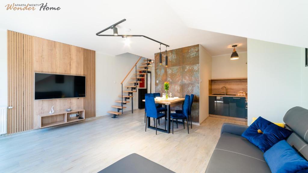 Televízia a/alebo spoločenská miestnosť v ubytovaní Wonder Home - Apartamenty położone blisko deptaka, licznych restauracji i sklepów