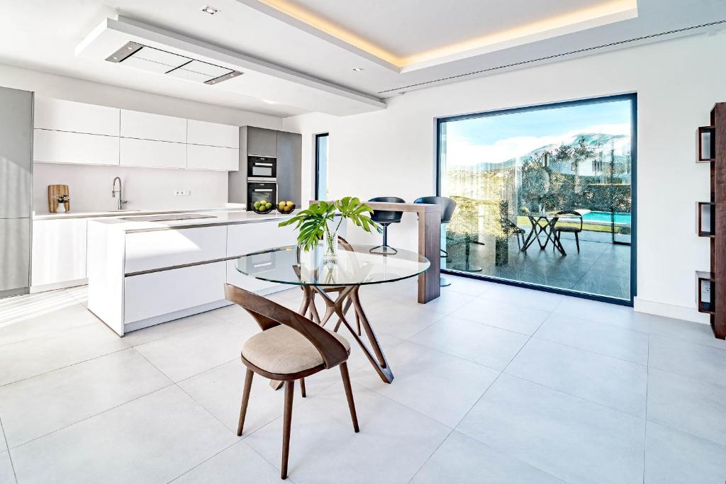 2021 Built Extravagant Villa in Luxurious Mirabella Hills ...