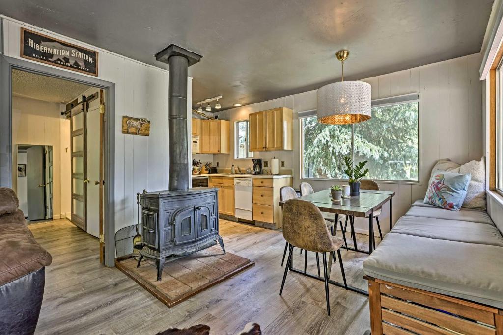 een keuken en een woonkamer met een fornuis bij Direct Beach Access Grand Lake Cabin with Deck! in Grand Lake