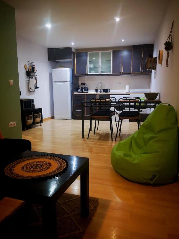Kuchyňa alebo kuchynka v ubytovaní Cornu Karma Apartment Siuranella