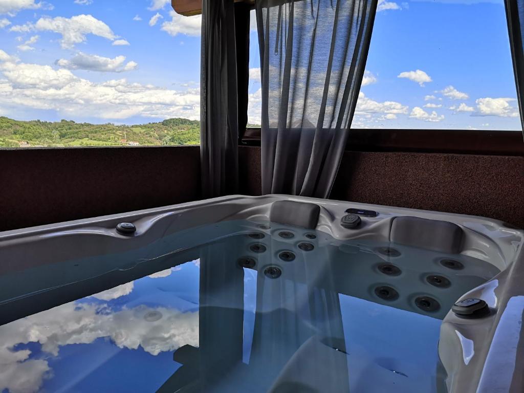 Zdjęcie z galerii obiektu Apartment Viksa with Jacuzzi w Zagrzebiu