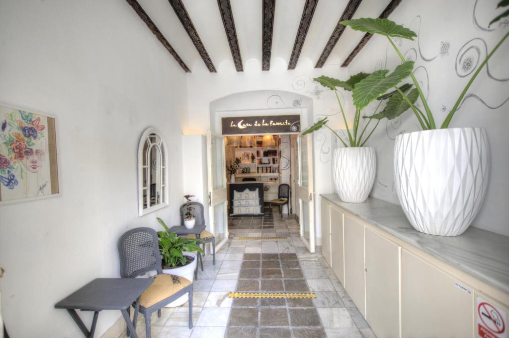 a hallway with two large white vases on the counter at La Casa de la Favorita in Tarifa