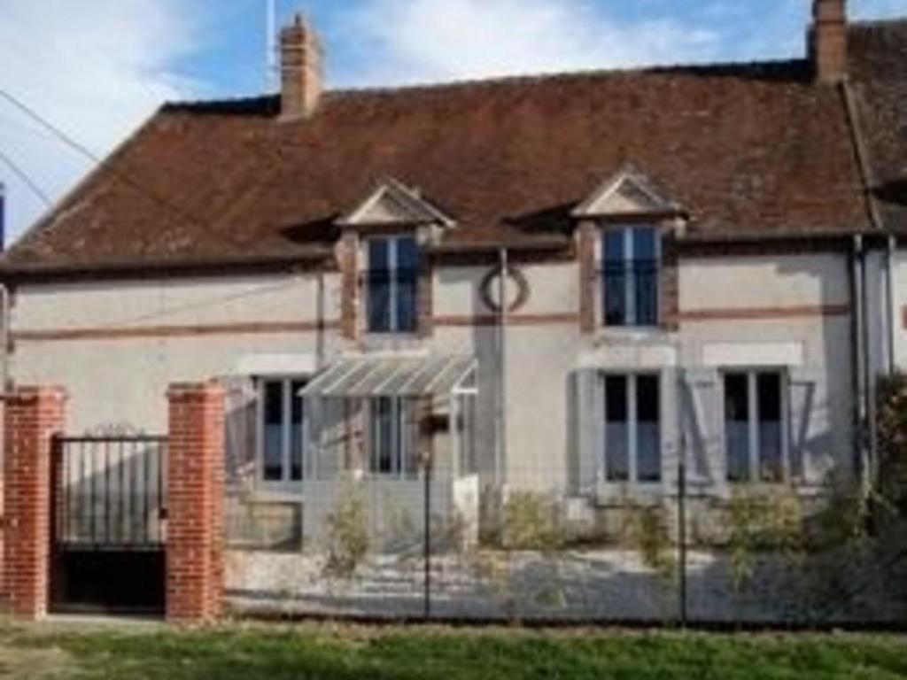 une maison blanche avec une clôture devant elle dans l'établissement Gîte La Bussière, 4 pièces, 5 personnes - FR-1-590-161, à La Bussière