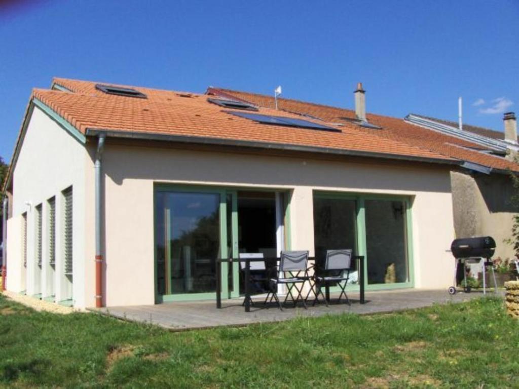 Cette maison dispose d'une terrasse avec 2 chaises et un barbecue. dans l'établissement Gîte Ville-sur-Yron, 4 pièces, 7 personnes - FR-1-584-123, à Ville-sur-Yron