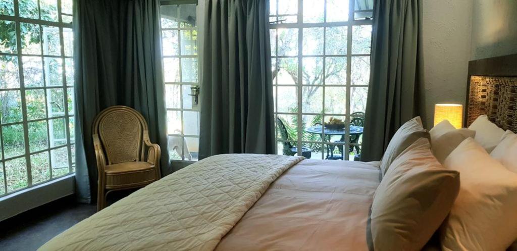 Cama ou camas em um quarto em Tucked-Away 1,2,3,bedroom houses