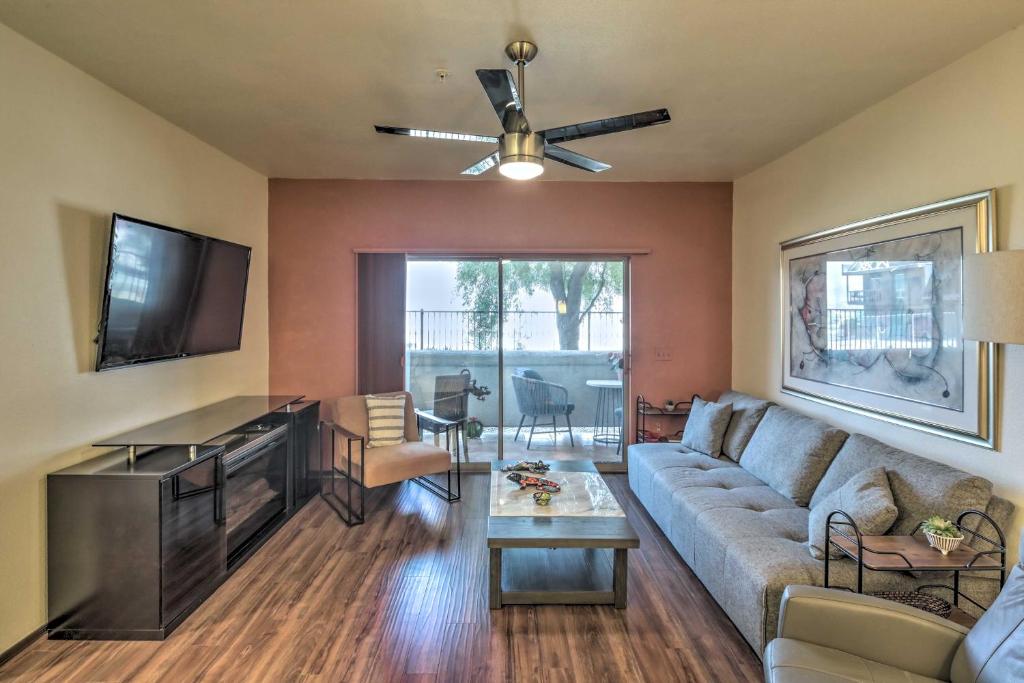 uma sala de estar com um sofá e uma televisão de ecrã plano em Lake Havasu City Condo with Community Amenities! em Lake Havasu City