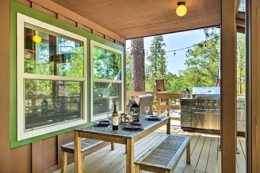 Balkoni atau teres di Cabin Less Than Half-Mi from Pine Mountain Lake Marina!