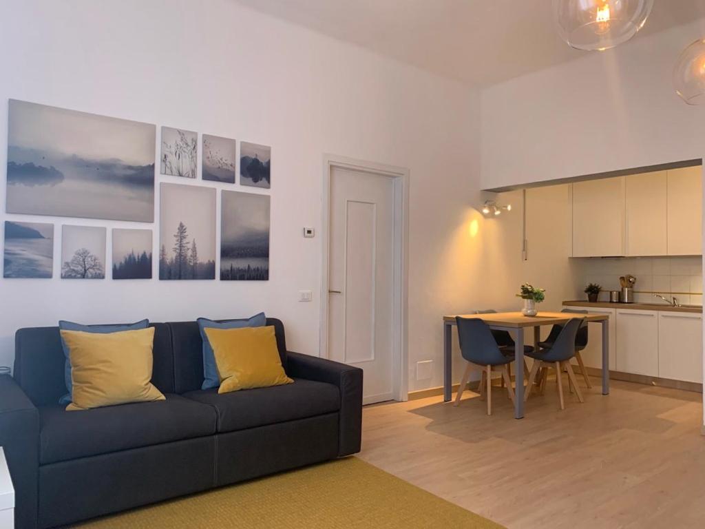 salon z niebieską kanapą i stołem w obiekcie Camozzi Central Apartment w Bergamo