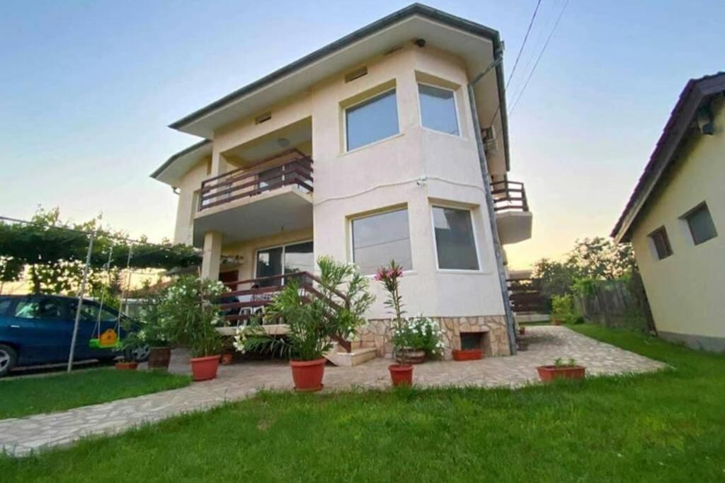 uma casa branca com plantas à frente em Къща за гости Шишкови em Shabla