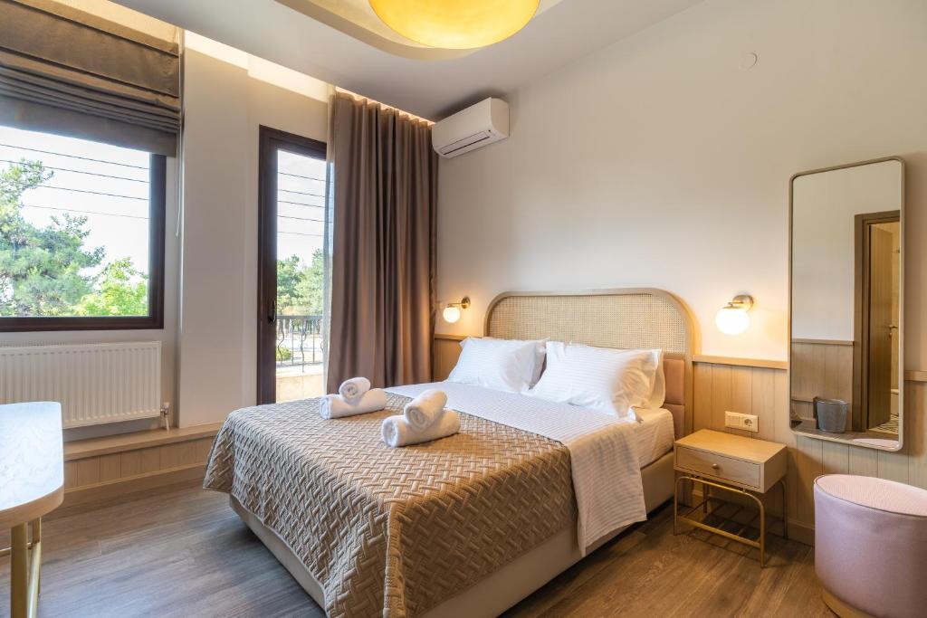 LYDIA suites and rooms tesisinde bir odada yatak veya yataklar