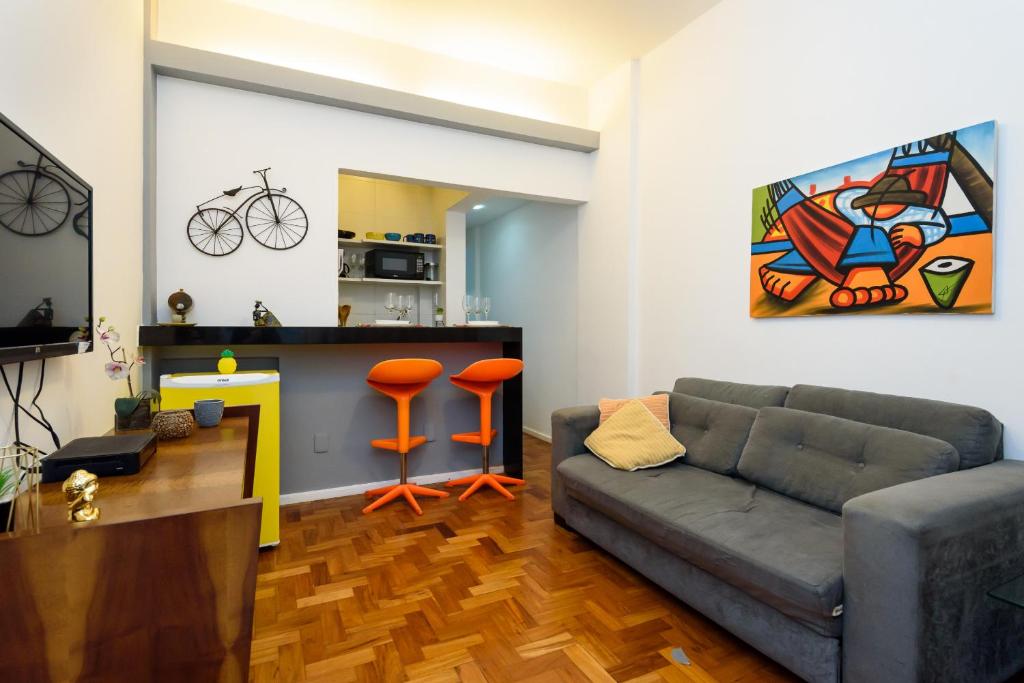 ein Wohnzimmer mit einem Sofa und einer Küche in der Unterkunft Sossego em Copacabana - Vista arborizada - BR1009 Z4 in Rio de Janeiro