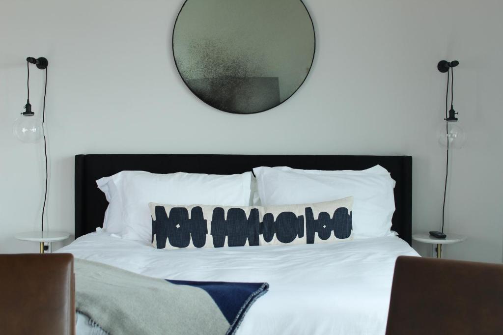 Postel nebo postele na pokoji v ubytování Bowline Hotel