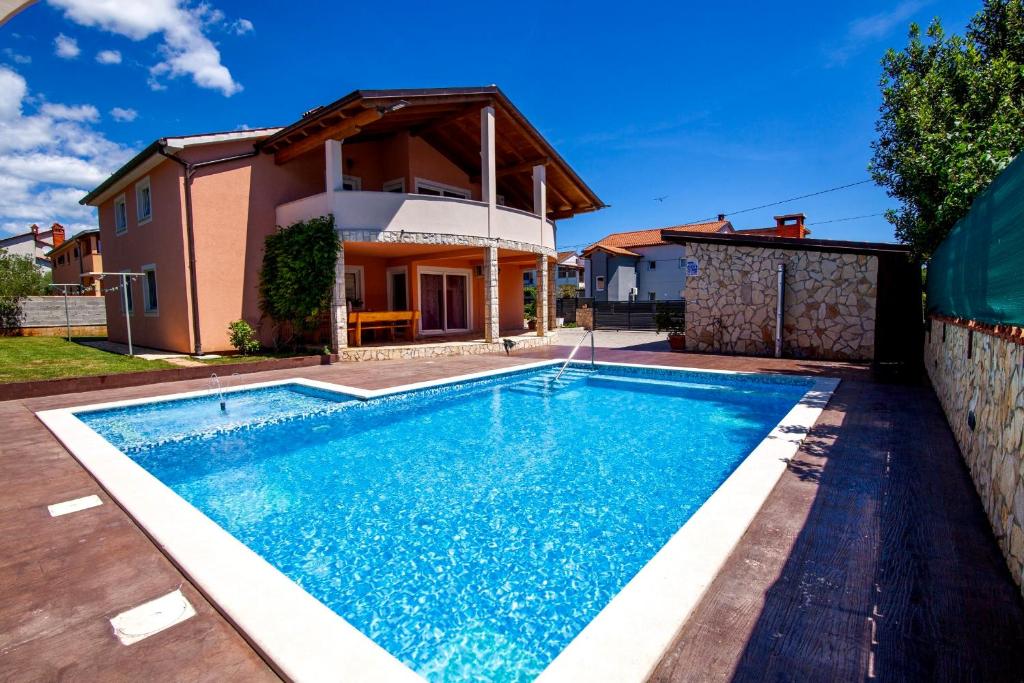 ein Pool vor einem Haus in der Unterkunft Villa Anita in Pula