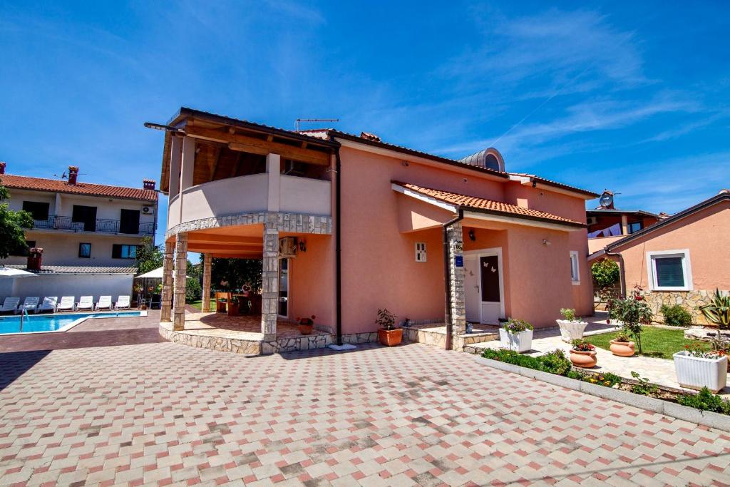 Budova, kde se vila nachází