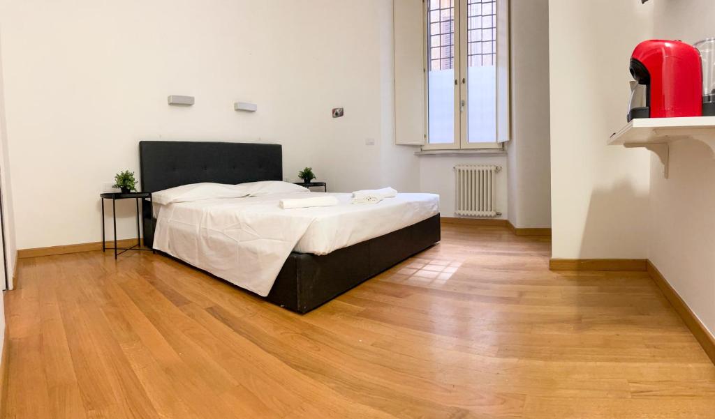 um quarto com uma cama e piso em madeira em Veneto Boutique Suites em Roma