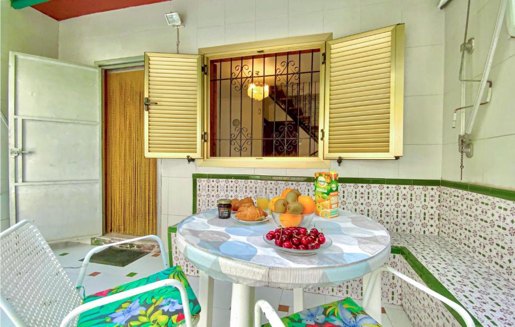 una mesa con fruta en una habitación en 2 Bedroom Amazing Home In Los Alczares, en Los Alcázares