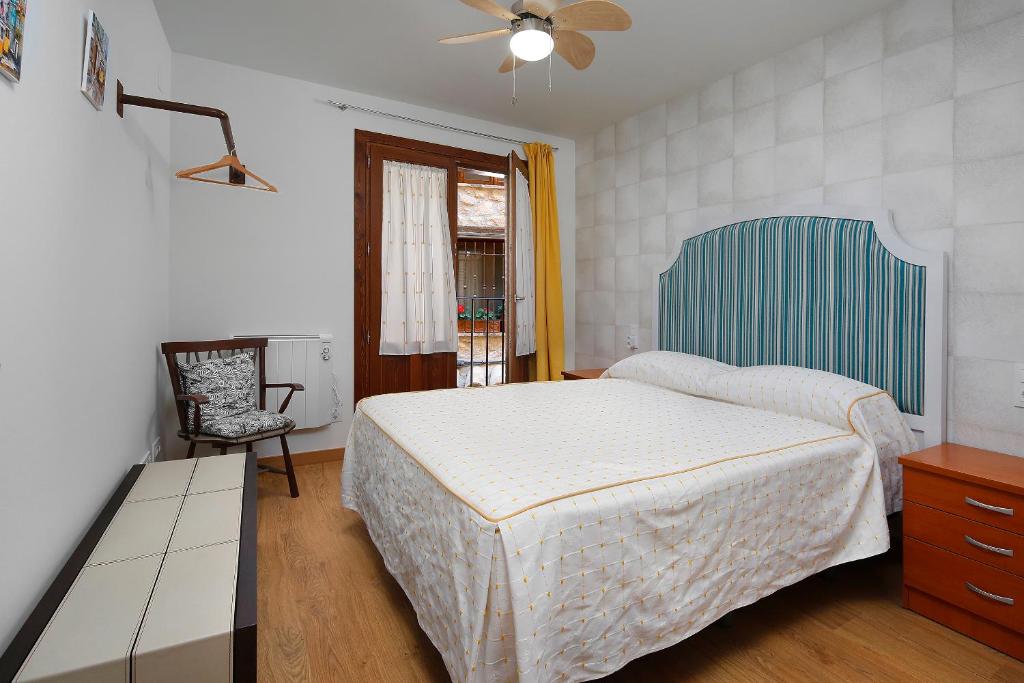 sypialnia z łóżkiem i krzesłem w obiekcie Bellavista 2 w mieście Alquézar