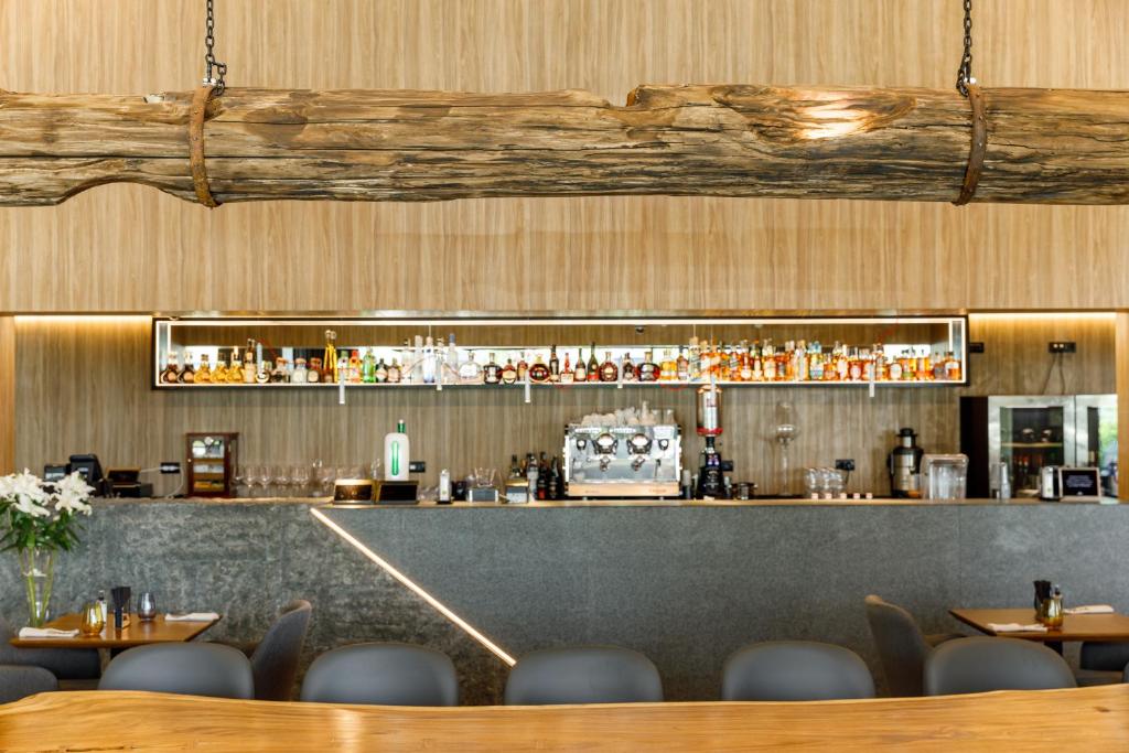 A área de bar ou lounge em Qosmo Brasov Hotel